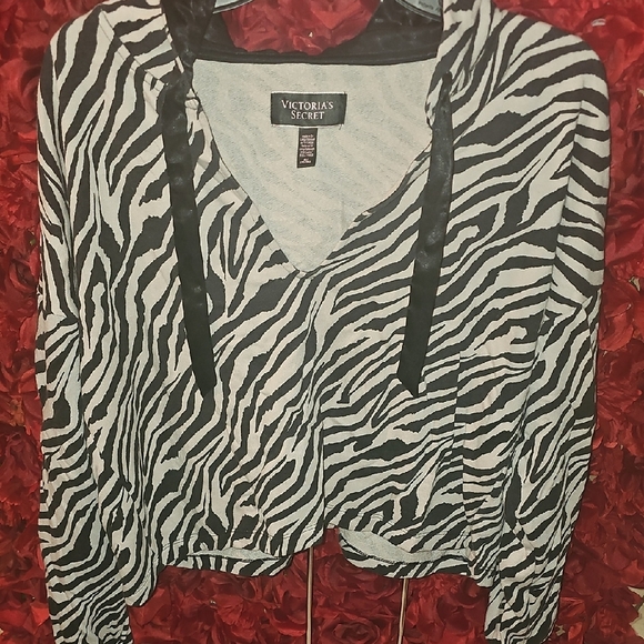 Victoria's Secret Women's Black and White Zebra Crop Hoodie LIKE NEW - Picture 1 of 8